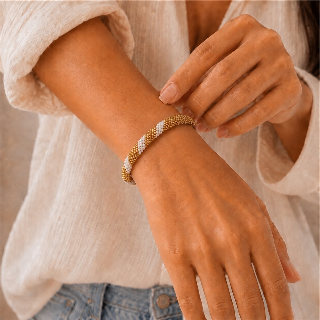 Bracelet népalais #4 (Torsadé blanc et or) – Image 2